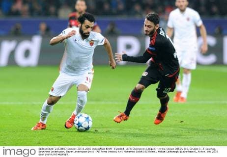Fussball, UEFA Champions League, Herren, Saison 2015 2016, Gruppe E, 3. Spieltag, BayArena Leverkusen, Bayer Leverkusen (rot) - AS Roma (weiss) 4:4; Mohamed Salah (AS Roma), Hakan Calhanoglu (Leverkusen), Aktion.