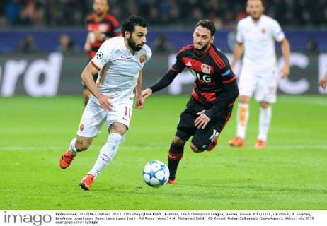 Fussball, UEFA Champions League, Herren, Saison 2015 2016, Gruppe E, 3. Spieltag, BayArena Leverkusen, Bayer Leverkusen (rot) - AS Roma (weiss) 4:4; Mohamed Salah (AS Roma), Hakan Calhanoglu (Leverkusen), Aktion.