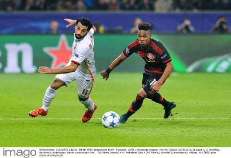 Fussball, UEFA Champions League, Herren, Saison 2015 2016, Gruppe E, 3. Spieltag, BayArena Leverkusen, Bayer Leverkusen (rot) - AS Roma (weiss) 4:4; Mohamed Salah (AS Roma), Wendell (Leverkusen), Aktion.