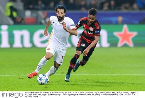 Fussball, UEFA Champions League, Herren, Saison 2015 2016, Gruppe E, 3. Spieltag, BayArena Leverkusen, Bayer Leverkusen (rot) - AS Roma (weiss) 4:4; Mohamed Salah (AS Roma), Wendell (Leverkusen), Aktion.