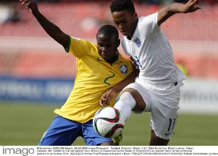 Football, England v Brasil. U 17, Chile World Cup. Brazil s player, Kleber Caetano, left, battles for the ball against Chris Willock of England during the Under 17 Chile World Cup football match at the La Portada stadium in La Serena, Chile. 20 10 2015 Andres Pina Photosport England v Brasil. 