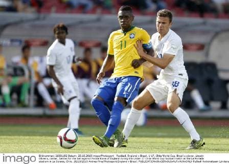 Football, England v Brasil. U 17, Chile World Cup. Brazil s player, Lincoln Oliveira, center, battles for the ball against Herbie Kane of England during the Under 17 Chile World Cup football match at the La Portada stadium in La Serena, Chile. 20 10 2015 Andres Pina Photosport England v Brasil. 