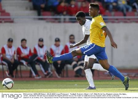Football, England v Brasil. U 17, Chile World Cup. England s player, Ike Ugbo, center, battles for the ball against Ronaldo Rodrigues of Brazil during the Under 17 Chile World Cup football match at the La Portada stadium in La Serena, Chile. 20 10 2015 Andres Pina Photosport England v Brasil. 