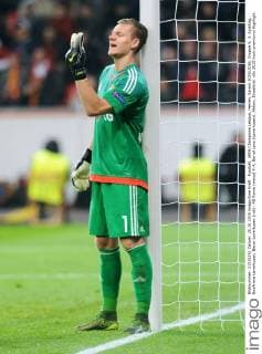 Fussball, UEFA Champions League, Herren, Saison 2015 2016, Gruppe E, 3. Spieltag, BayArena Leverkusen, Bayer Leverkusen (rot) - AS Roma (weiss) 4:4; Bernd Leno (Leverkusen). Aktion, Einzelbild.