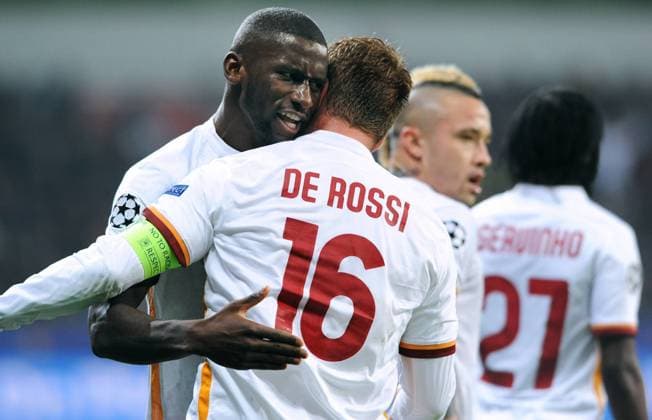Fussball, UEFA Champions League, Herren, Saison 2015 2016, Gruppe E, 3. Spieltag, BayArena Leverkusen, Bayer Leverkusen (rot) - AS Roma (weiss) 4:4; Jubel Danielle de Rossi (AS Roma) nach seinem Tor zum 2:2 Ausgleich, zusammen mit Antonio Rüdiger (AS Roma). Jubel, Freude, Aktion.