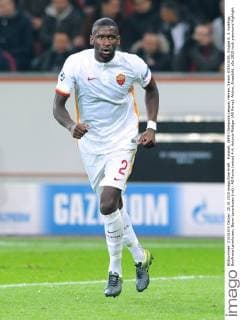Fussball, UEFA Champions League, Herren, Saison 2015 2016, Gruppe E, 3. Spieltag, BayArena Leverkusen, Bayer Leverkusen (rot) - AS Roma (weiss) 4:4; Antonio Rüdiger (AS Roma). Aktion, Einzelbild.