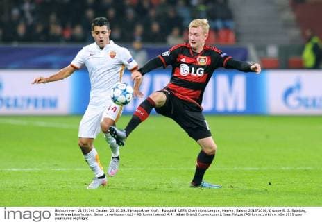 Fussball, UEFA Champions League, Herren, Saison 2015 2016, Gruppe E, 3. Spieltag, BayArena Leverkusen, Bayer Leverkusen (rot) - AS Roma (weiss) 4:4; Julian Brandt (Leverkusen), Iago Falque (AS Roma), Aktion.