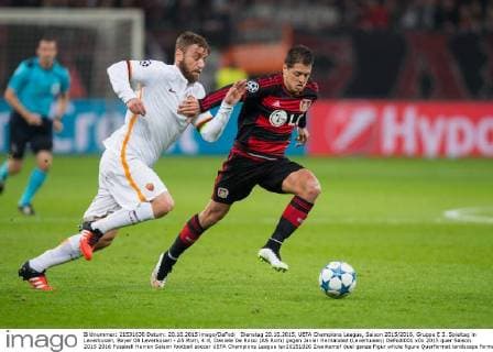 Dienstag 20.10.2015, UEFA Champions League, Saison 2015 2016, Gruppe E 3. Spieltag in Leverkusen, Bayer 04 Leverkusen - AS Rom, 4:4, Daniele De Rossi (AS Rom) gegen Javier Hernandez (Leverkusen) DeFodi001
