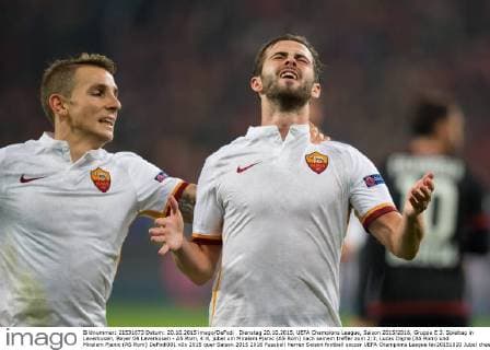 Dienstag 20.10.2015, UEFA Champions League, Saison 2015 2016, Gruppe E 3. Spieltag in Leverkusen, Bayer 04 Leverkusen - AS Rom, 4:4, jubel um Miralem Pjanic (AS Rom) nach seinem treffer zum 2:3, Lucas Digne (AS Rom) und Miralem Pjanic (AS Rom) DeFodi001