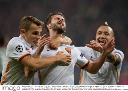 Dienstag 20.10.2015, UEFA Champions League, Saison 2015 2016, Gruppe E 3. Spieltag in Leverkusen, Bayer 04 Leverkusen - AS Rom, 4:4, jubel um Miralem Pjanic (AS Rom) nach seinem treffer zum 2:3, Lucas Digne (AS Rom) und Miralem Pjanic (AS Rom) und Radja Nainggolan (AS Rom) DeFodi001