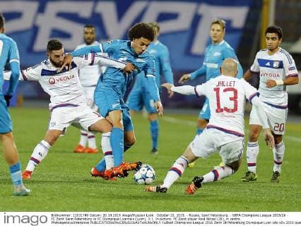 October 20, 2015. - Russia, Saint Petersburg. - UEFA Champions League 2015 16 - FC Zenit Saint Petersburg vs FC Olympique Lyonnais (Lyon), 3:1. In picture: FC Zenit player Axel Witsel (28), in centre. PhotoagencyxInterpress 