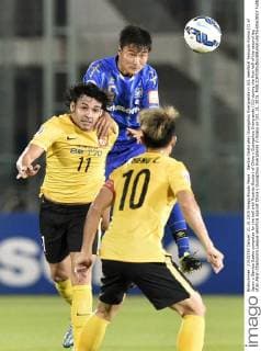 Gamba Osaka play Guangzhou Evergrande in ACL semifinal Yasuyuki Konno (C) of Japan s Gamba Osaka competes for the ball with Ricardo Goulart of China s Guangzhou Evergrande (11) during the first half of the second leg of an Asian Champions League semifinal against China s Guangzhou Evergrande in Osaka on Oct. 21, 2015. 
