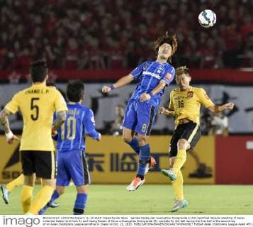 Gamba Osaka play Guangzhou Evergrande in ACL semifinal Keisuke Iwashita of Japan s Gamba Osaka (2nd from R) and Huang Bowen of China s Guangzhou Evergrande (R) compete for the ball during the first half of the second leg of an Asian Champions League semifinal in Osaka on Oct. 21, 2015. 