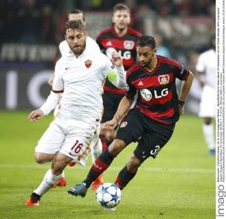 BELLARABI Karim Team Bayer 04 Leverkusen mit DE ROSSI Daniele UEFA Champions League Gruppe E Spiel Bayer 04 Leverkusen-AS Rom 4 : 4 am 20. Oktober 2015 in Leverkusen 