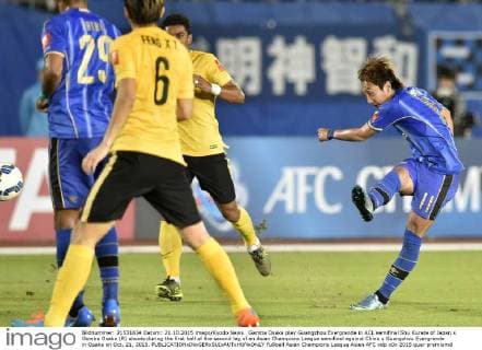 Gamba Osaka play Guangzhou Evergrande in ACL semifinal Shu Kurata of Japan s Gamba Osaka (R) shoots during the first half of the second leg of an Asian Champions League semifinal against China s Guangzhou Evergrande in Osaka on Oct. 21, 2015. 