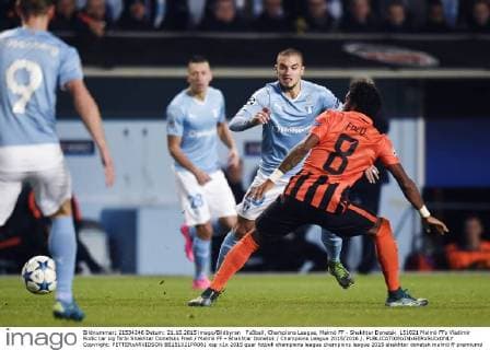 Fußball, Champions League, Malmö FF - Shakhtar Donetsk 151021 Malmö FFs Vladimir Rodic tar sig förbi Shakhtar Donetsks Fred Malmö FF - Shakhtar Donetsk Champions League 2015 2016 .  Copyright: PETTERxARVIDSON BB151021PA081