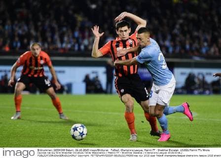 Fußball, Champions League, Malmö FF - Shakhtar Donetsk 151021 Malmö FFs Nikola Djurdjic tar sig förbi Shakhtar Donetsks Taras Stepanenko Malmö FF - Shakhtar Donetsk Champions League 2015 2016 .  Copyright: PETTERxARVIDSON BB151021PA083