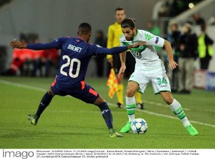 Joshua Brenet, Ricardo Rodriguez Aktion Spielszene Zweikampf Fußball Fussball UEFA Championsleague Herren Saison 2015 2016 21.10.2015 VfL Wolfsburg vs. PSV Eindhoven