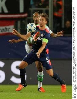 Naldo, Luuk de Jong Aktion Spielszene Zweikampf Fußball Fussball UEFA Championsleague Herren Saison 2015 2016 21.10.2015 VfL Wolfsburg vs. PSV Eindhoven