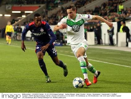 Joshua Brenet, Julian Draxler Aktion Spielszene Zweikampf Fußball Fussball UEFA Championsleague Herren Saison 2015 2016 21.10.2015 VfL Wolfsburg vs. PSV Eindhoven