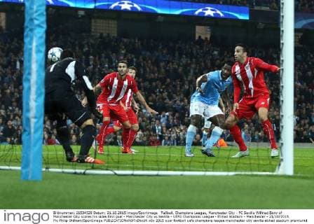 Fußball, Champions League, Manchester City - FC Sevilla Wilfried Bony of Manchester City scores his sides first goal - Manchester City vs Sevilla - UEFA Champions League - Etihad Stadium - Manchester - 21 10 2015 Pic Philip Oldham SportImage EDITORIAL USE ONLY. No use with unauthorised audio, video, data, fixture lists, club league logos or live services. Online in-match use limited to 120 images, no video emulation. No use in betting, games or single club league player publications.