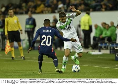 Fußball, Champions League, VfL Wolfsburg - PSV Eindhoven Wolfsburg, Deutschland 21. Oktober 2015: Champions League 15 16 - VfL Wolfsburg vs. PSV Eindhoven Joshua Brenet (PSV Eindhoven) im Zweikampf gegen Ricardo Rodriguez (Wolfsburg) ot