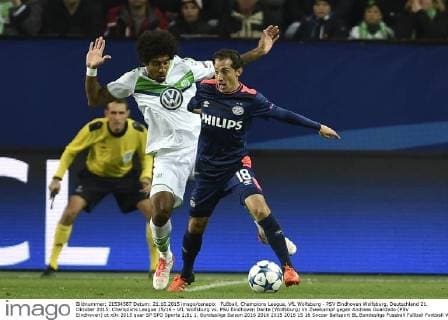 Fußball, Champions League, VfL Wolfsburg - PSV Eindhoven Wolfsburg, Deutschland 21. Oktober 2015: Champions League 15 16 - VfL Wolfsburg vs. PSV Eindhoven Dante (Wolfsburg) im Zweikampf gegen Andreas Guardado (PSV Eindhoven) ot