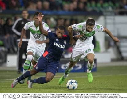 Fußball, Champions League, VfL Wolfsburg - PSV Eindhoven vl: Luiz GUSTAVO (VfL), Luciano NARSINGH (PSV) und Ricardo RODRIGUEZ (VfL) Fussball international: UEFA Championsleague Saison 2015 2016, Gruppenspiel: VfL Wolfsburg - PSV Eindhoven in Wolfsburg, Deutschland am 21.10.2015,