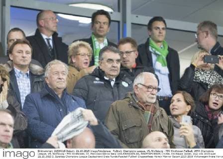 Fußball, Champions League, VfL Wolfsburg - PSV Eindhoven Fußball, UEFA Champions League, VfL Wolfsburg - PSV Eindhoven; Dr. Francisco Garcia Sanz (VOLKSWAGEN AG, HAUPTSPONSOR) (mitte, mit Kappa Jacke). xtgx