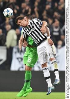 Fußball, Champions League, Juventus Turin - Borussia Mönchengladbach Alvaro Dominguez Borussia, Mario Mandzukic Juventus Torino 21-10-2015 Juventus Stadium Football Calcio Champions League 2015 2015 Group Stage Group D Juventus - Borussia Monchengladbach andreaxstaccioli