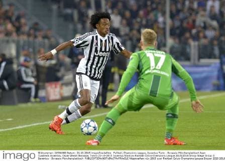 Fußball, Champions League, Juventus Turin - Borussia Mönchengladbach Juan Cuadrado Juventus, Oscar Wendt Borussia, Torino 21-10-2015 Juventus Stadium Football Calcio Champions League 2015 2016 Group Stage Group D Juventus - Borussia Monchengladbach filippoxalfero