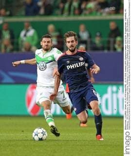 21.10.2015, Fussball UEFA Champions League 2015 2016, Gruppenphase, 3.Spieltag, VfL Wolfsburg - PSV Eindhoven, in der Volkswagen Arena, Wolfsburg. v.l. Daniel Caligiuri (Wolfsburg) gegen Davy Pröpper (PSV Eindhoven) 
