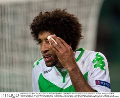 DANTE (VfL) mit einer Platzwunde am linken Auge. Fussball international: UEFA Championsleague Saison 2015 2016, Gruppenspiel: VfL Wolfsburg - PSV Eindhoven in Wolfsburg, Deutschland am 21.10.2015,