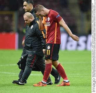 Fußball, Champions League, Galatasaray Istanbul - Benfica Lissabon FUSSBALL CHAMPIONS LEAGUE SAISON 2015 2016 GRUPPENPHASE Galatasaray Istanbul - Benfica Lissabon 21.10.2015 Lukas Podolski (Galatasaray Istanbul) geht verletz vom Platz 