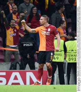 Fußball, Champions League, Lukas Podolski trifft für Galatasaray Istanbul FUSSBALL CHAMPIONS LEAGUE SAISON 2015 2016 GRUPPENPHASE Galatasaray Istanbul - Benfica Lissabon 21.10.2015 JUBEL Lukas Podolski (Galatasaray Istanbul) nach seinem Tor zum 2-1 