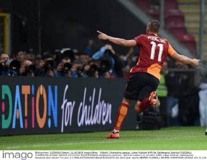 Fußball, Champions League, Lukas Podolski trifft für Galatasaray Istanbul FUSSBALL CHAMPIONS LEAGUE SAISON 2015 2016 GRUPPENPHASE Galatasaray Istanbul - Benfica Lissabon 21.10.2015 JUBEL Lukas Podolski (Galatasaray Istanbul) nach seinem Tor zum 2-1 