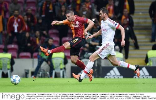 Fußball, Champions League, Lukas Podolski trifft für Galatasaray Istanbul FUSSBALL CHAMPIONS LEAGUE SAISON 2015 2016 GRUPPENPHASE Galatasaray Istanbul - Benfica Lissabon 21.10.2015 Lukas Podolski (li, Galatasaray Istanbul) erzielt das Tor zum 2-1 gegen Jardel (re, Benfica Lissabon) 
