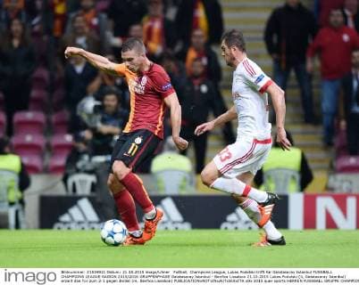 Fußball, Champions League, Lukas Podolski trifft für Galatasaray Istanbul FUSSBALL CHAMPIONS LEAGUE SAISON 2015 2016 GRUPPENPHASE Galatasaray Istanbul - Benfica Lissabon 21.10.2015 Lukas Podolski (li, Galatasaray Istanbul) erzielt das Tor zum 2-1 gegen Jardel (re, Benfica Lissabon) 