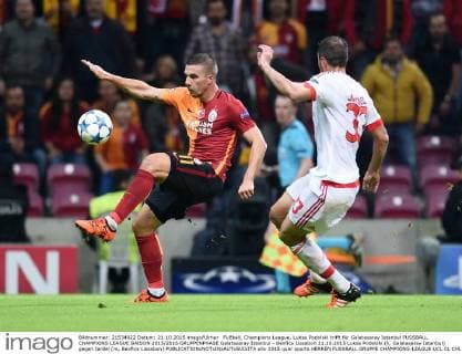 Fußball, Champions League, Lukas Podolski trifft für Galatasaray Istanbul FUSSBALL CHAMPIONS LEAGUE SAISON 2015 2016 GRUPPENPHASE Galatasaray Istanbul - Benfica Lissabon 21.10.2015 Lukas Podolski (li, Galatasaray Istanbul) gegen Jardel (re, Benfica Lissabon) 