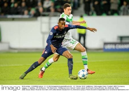 21. Oktober 2015: Wolfsburg, Volkswagen Arena: Fussball UEFA Champions League, 3. Spieltag: VfL Wolfsburg - PSV Eindhoven: Wolfsburgs Julian Draxler (weiss) gegen Eindhovens Joshua Brenet.