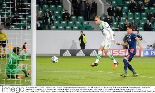 21. Oktober 2015: Wolfsburg, Volkswagen Arena: Fussball UEFA Champions League, 3. Spieltag: VfL Wolfsburg - PSV Eindhoven: Wolfsburgs Bas Dost (weiss) trifft gegen Eindhovens Torwart Jeroen Zoet zum 1:0.