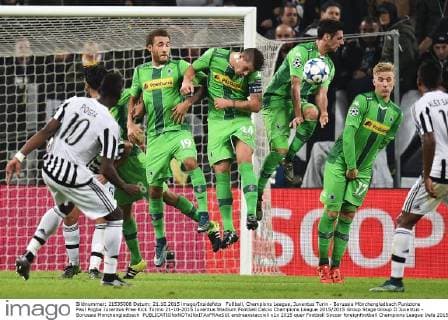 Fußball, Champions League, Juventus Turin - Borussia Mönchengladbach Punizione Paul Pogba Juventus Free Kick Torino 21-10-2015 Juventus Stadium Football Calcio Champions League 2015 2015 Group Stage Group D Juventus - Borussia Monchengladbach andreaxstaccioli