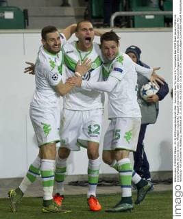 Jubel nach dem Tor zum 1-0: Torschuetze Bas DOST feiert seinen Treffer mit Daniel CALIGIURI (li) und Christian TRAESCH (re alleVfL) Fussball international: UEFA Championsleague Saison 2015 2016, Gruppenspiel: VfL Wolfsburg - PSV Eindhoven in Wolfsburg, Deutschland am 21.10.2015,