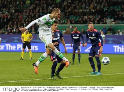 Bas Dost Torschuß zum 1:0 Einzelbild Freisteller Aktion Fußball Fussball UEFA Championsleague Herren Saison 2015 2016 21.10.2015 VfL Wolfsburg vs. PSV Eindhoven