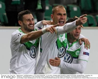 21.10.2015, Fussball UEFA Champions League 2015 2016, Gruppenphase, 3.Spieltag, VfL Wolfsburg - PSV Eindhoven, in der Volkswagen Arena, Wolfsburg. Jubel v.l. Daniel Caligiuri (Wolfsburg) , Torschütze Bas Dost (Wolfsburg) und Christian Träsch (Wolfsburg) zum Tor zum 1:0 