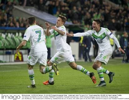 Jubel nach dem Tor zum 2-0: Torschuetze Max KRUSE (M) feiert seinen Treffer mit Daniel CALIGIURI (7) und Christian TRAESCH (re alleVfL) Fussball international: UEFA Championsleague Saison 2015 2016, Gruppenspiel: VfL Wolfsburg - PSV Eindhoven in Wolfsburg, Deutschland am 21.10.2015,