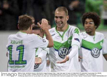 Jubel nach dem Tor zum 2-0: Bas DOST (M) gratuliert Torschuetze Max KRUSE (11) zu seinem Treffer. Fussball international: UEFA Championsleague Saison 2015 2016, Gruppenspiel: VfL Wolfsburg - PSV Eindhoven in Wolfsburg, Deutschland am 21.10.2015,