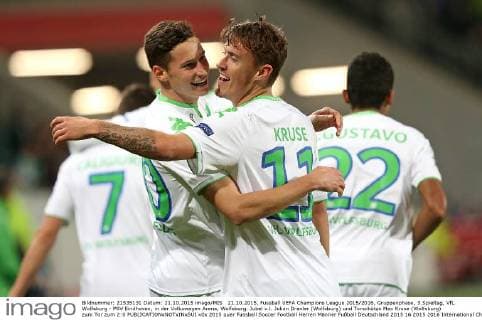 21.10.2015, Fussball UEFA Champions League 2015 2016, Gruppenphase, 3.Spieltag, VfL Wolfsburg - PSV Eindhoven, in der Volkswagen Arena, Wolfsburg. Jubel v.l. Julian Draxler (Wolfsburg) und Torschütze Max Kruse (Wolfsburg) zum Tor zum 2:0 