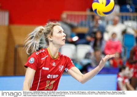 Volleyball, SC Potsdam - LiB Aachen, 1 Bundesliga Frauen, Saskia Hippe (SC Potsdam) während des Aufschlags xbbx