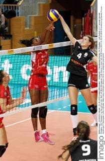 Volleyball, 1 Bundesliga Damen, SC Potsdam - LiB Aachen v.l i. Ivonne Daniela Montano (SC Potsdam) im Kampf um den Ball mit Britt Bongaerts ( LiB Aachen ) xbbx